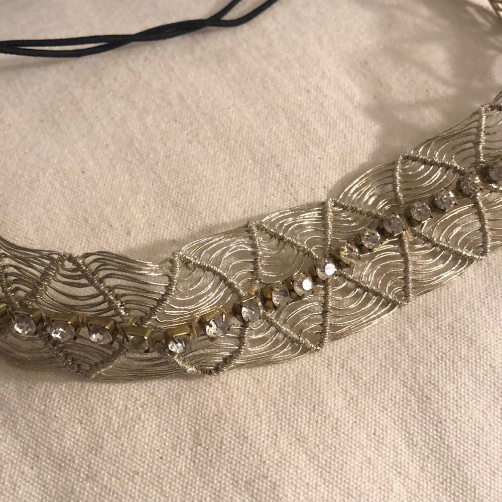 💎 Amazing jeweled headband. Amazing gold wire detail for ultimate Queen vibes.